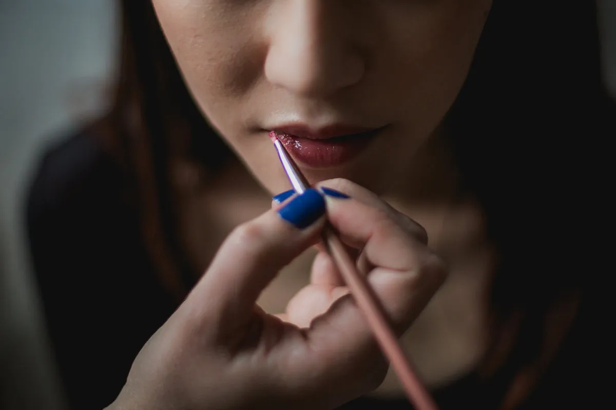 Detalle de labios durante un tratamiento estético de ácido hialurónico