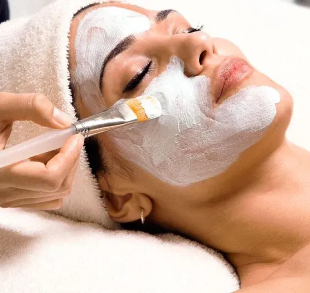 Aplicación de mascarilla facial durante una limpieza profunda
