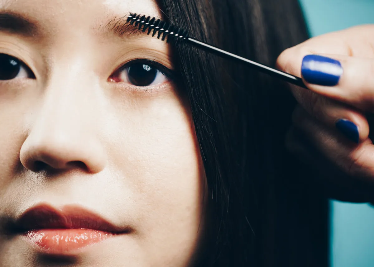 Detalle de cejas durante un tratamiento de microblading y shading
