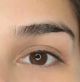 Mirada antes de las extensiones de pestañas