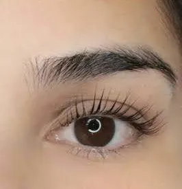 Mirada después de las extensiones de pestañas